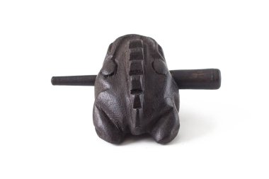 İzole edilmiş beyaz arka planda şarkı söyleyen kurbağa, arka plan