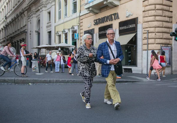 Ένας άντρας και μια γυναίκα διασχίζουν το δρόμο. — Φωτογραφία Αρχείου