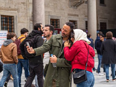 Aşıklar İstanbul 'daki Mavi Cami' nin duvarında selfie çekiyor