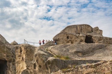 Gökyüzüne karşı antik mağara şehri Uplistsikhe 'nin tepesinde
