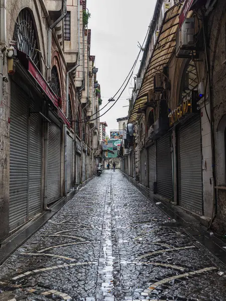 Çakıl taşlarıyla döşenmiş dar alışveriş caddesi