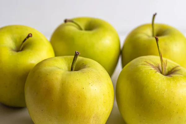 Ripe yellow-green apples — Stock Photo, Image