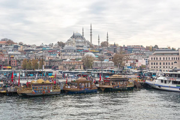 Istanbul Galata Köprüsü'nden görünümünü