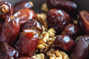 Kurutulmuş hurma ve soyulmuş ceviz.