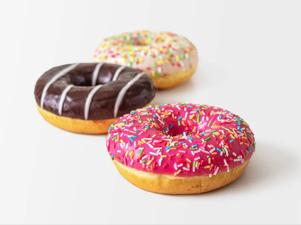 Три цветных пончика с глазурью — стоковое фото