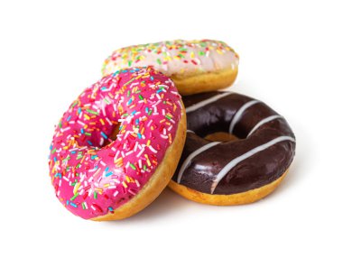 Beyaz bir arka plan üzerinde sırlı çörek