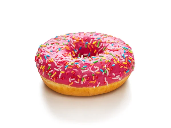 Donut com cobertura rosa sobre um fundo branco — Fotografia de Stock