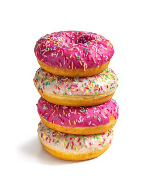 Dört donut beyaz arka planda üst üste yatar.