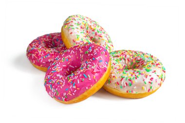 Beyaz arka planda pembe ve vanilyalı donutlar.