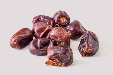 Açık gri arkaplanda kurumuş tarihler