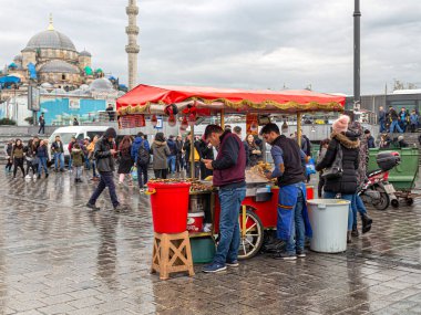 Eminonu Çarşısında kestane ve mısır satıcıları