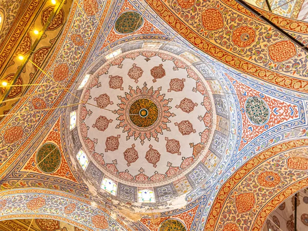 Vue du bas du dôme de la mosquée musulmane — Photo