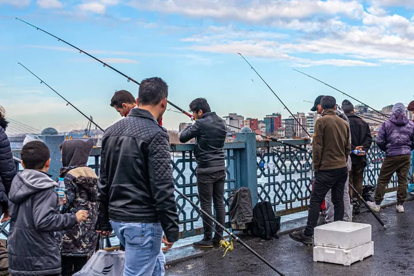 Halászat a híres Galata-hídon — Stock Fotó