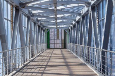 Elevated pedestrian crossing over the street