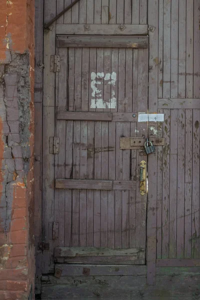Door to the warehouse — 图库照片