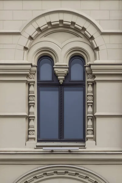 Das Fenster wird von einem Bogen umrahmt — Stockfoto