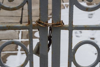 Chain with a lock on the gate