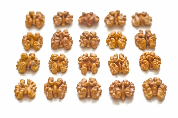 Несколько рядов грецких орехов — стоковое фото