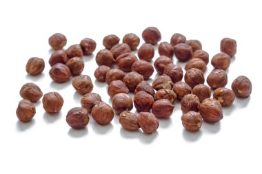 Fındıklar beyaz arkaplanda izole