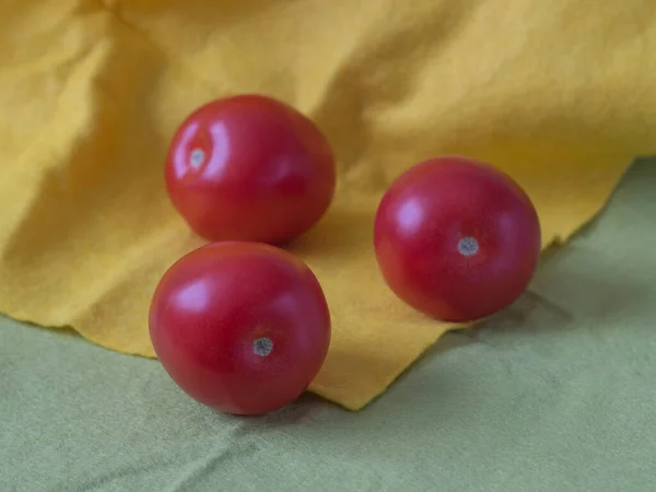 Tři červená rajčata — Stock fotografie