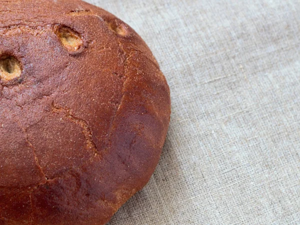 Круглый хлеб на холсте — стоковое фото