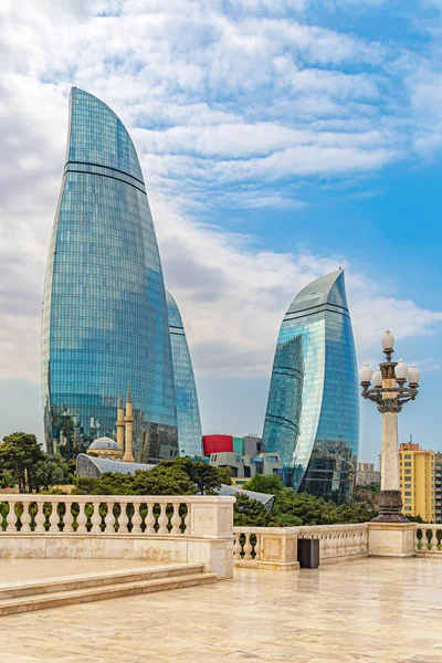 Beroemde vlamtorens in Baku — Stockfoto