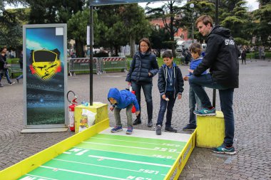 Erkekler uzak mesafeden ünlü futbolcuların fotoğraflarıyla kart atıyorlar.
