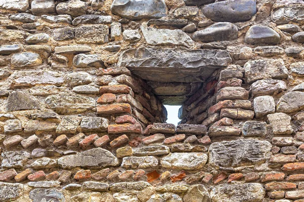 Fenda na antiga muralha da fortaleza — Fotografia de Stock