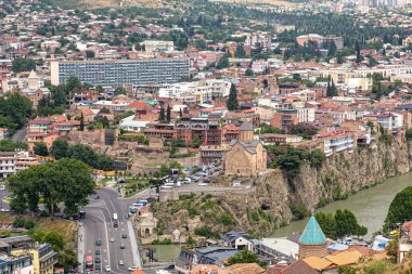 Tiflis 'teki Metekhi bölgesinin panoramik görüntüsü