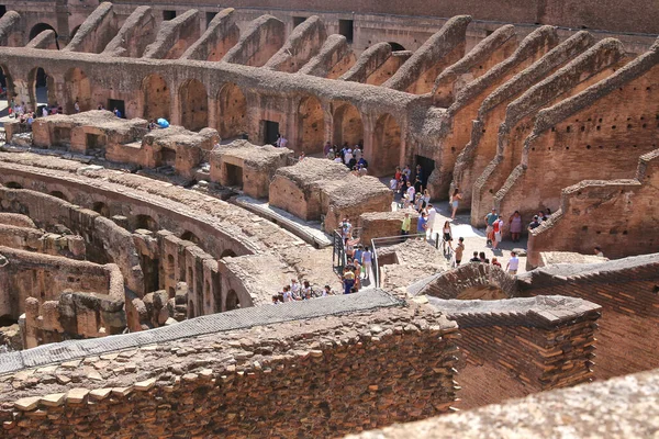 Tourists on a tour of the ruins of the Colosseum in Rome — Stockfoto