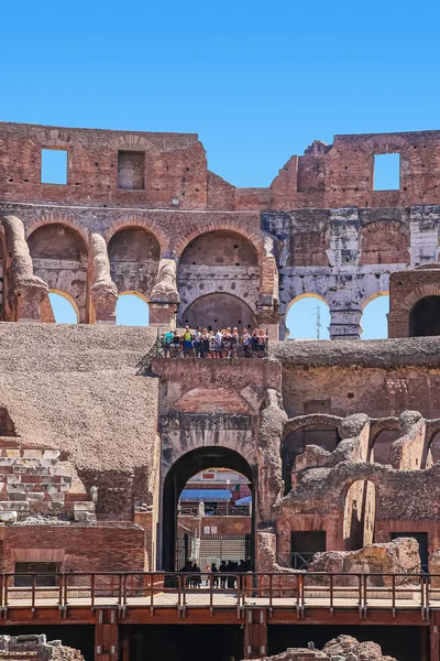 Turistas em excursões inspecionam as ruínas do Coliseu — Fotografia de Stock