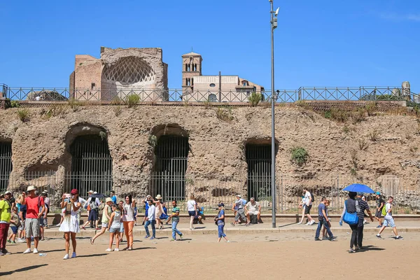 Площадь Римского Колизея с туристами, спешащими посетить Колизей — стоковое фото