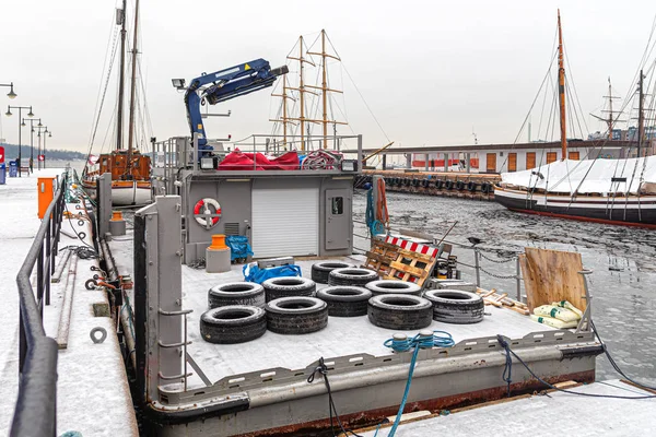 Fartyg Vinterparkering Pipervikabukten Oslo Fartygets Däck Gamla Däck Från Lastbilar — Stockfoto