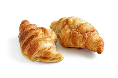 Beyaz arka planda izole edilmiş enfes taze kruvasanlar. Geleneksel Fransız hamur işleri