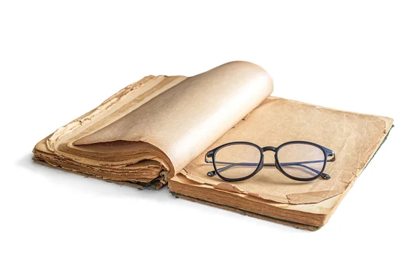 Óculos Jazem Nas Páginas Amareladas Livro Antigo Aberto Isolado Fundo — Fotografia de Stock