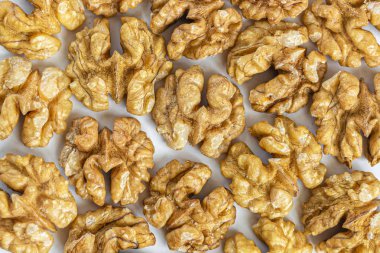 Ceviz kabuğunun yarısı soyulmuş, yakın plan çekilmiş.