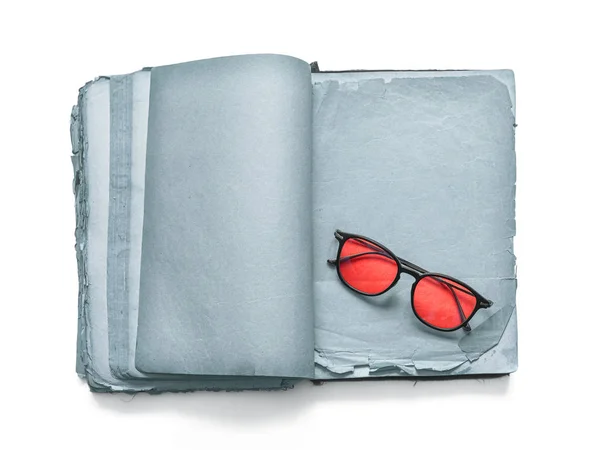Een Oud Opengeslagen Boek Glazen Met Rode Lenzen Grijze Pagina — Stockfoto