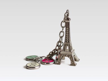Paris 'ten Eiffel kulesi şeklinde açık gri bir arka planda zincirlenmiş romantik bir hatıra.