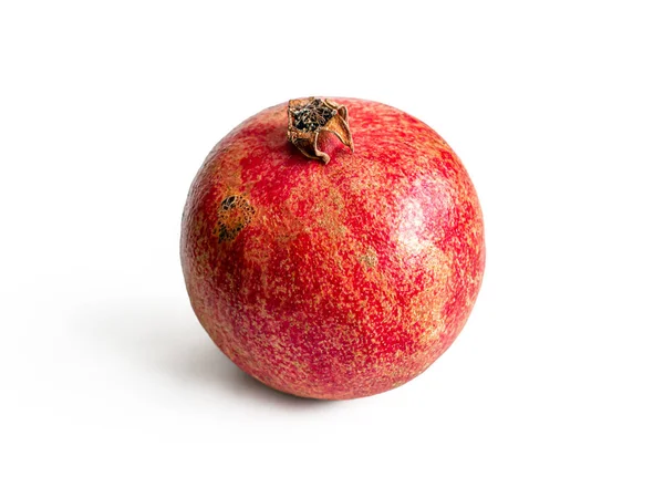 紅ざくろ石 赤ざくろ石 アゼルバイジャン産の亜熱帯果実で 硬い皮を持ち 白い背景に隔離されています — ストック写真