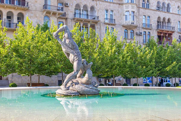Baku Ázerbájdžán 2019 Malé Náměstí Fontánou Jehož Středu Bronzová Socha — Stock fotografie