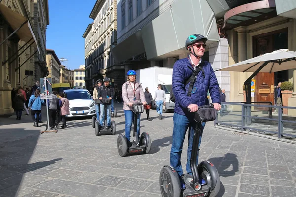 Firenze Olaszország 2018 Egy Csapat Bukósisakos Turista Akik Segwayeken Haladnak — Stock Fotó