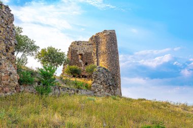 Mtskheta, Georgia, 07.19.2019. Jvari manastırı, 6. yüzyılın eski Gürcistan başkenti Mtskheta yakınlarındaki Armazi dağında bulunan antik bir çapraz tapınağın kalıntıları.