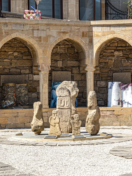 Bakú Azerbaiyán 2019 Varias Figuras Piedra Plaza Del Mercado Rodeada —  Fotos de Stock