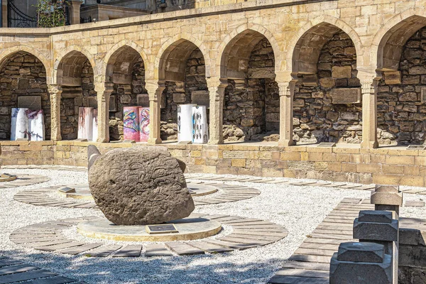 Baku Ázerbájdžán 2019 Starobylý Kámen Řezbami Náměstí Icheri Sheher Obklopený — Stock fotografie
