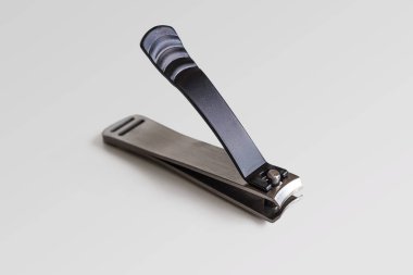 Tırnak bakımı için çelikten tırnak makası: manikür ve pedikür, beyaz arka planda izole edilmiş.