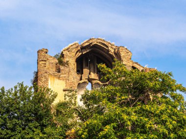 Tiflis, Gürcistan, 22.07.2019. Tiflis 'in Avlabar bölgesindeki 18. yüzyıl Ermeni Kilisesi' nin kalıntıları, mavi gökyüzüne karşı.