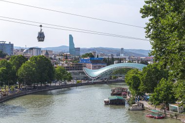 Tiflis, Gürcistan, 07.22.2019. Cableway kablosu, Narikala kalesinden Tiflis 'teki Rike Park' a, gökyüzünün arka planına ve güzel bir şehir manzarasına kadar takip ediyor.