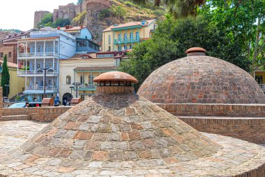 Tiflis, Gürcistan, 22.07.2019. Abanotubani 'nin tarihi bölgesinde doğal sülfür pınarlarının üzerinde duran oyma taş bloklardan yapılmış hamamlar.