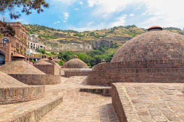 Tiflis, Gürcistan, 22.07.2019. Tiflis 'in eski Abanotubani bölgesinde kükürt hamamlarının yuvarlak taş kubbeleri