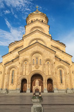 Tiflis, Gürcistan, 22.07.2019. Kilisenin küçük bir modeli kilise meydanında duruyor, Ttsminda Sameba Katedrali 'nin önünde.